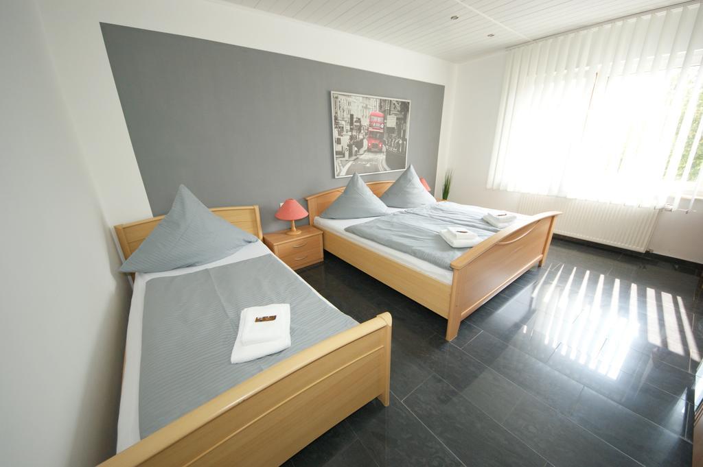 Hotel Am Rosenplatz,24 Stunden Check In, Kostenfreie Parkplaetze Brechtorf Dış mekan fotoğraf