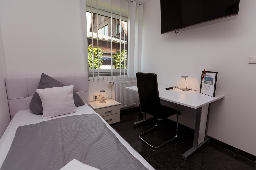 Hotel Am Rosenplatz,24 Stunden Check In, Kostenfreie Parkplaetze Brechtorf Dış mekan fotoğraf